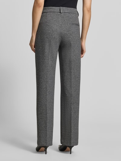 Frauenmodel trägt Wide Leg Hose mit Baumwoll-Anteil Modell 'MAINE' von Brax in Grau, weite Form, glatte Textur, Ganzkörperansicht Rückansicht, Damen Weite Hose von Brax.