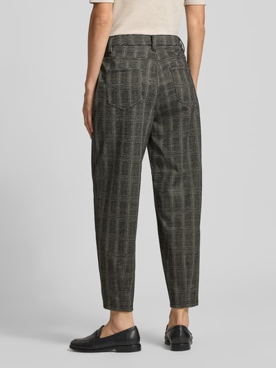 Frauenmodel trägt Barrel Fit Weite Hose aus Baumwoll-Mix Modell 'Ballon' von Buena Vista, Damen Weite Hose, kariertes Muster, Ganzkörperansicht Rückansicht.
