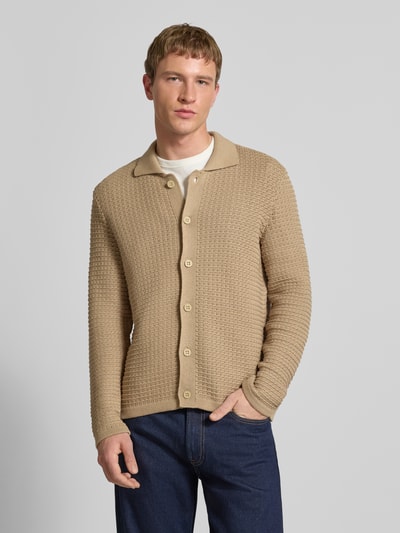 Männermodel trägt Regular Fit Strickjacke aus reiner Baumwolle von Marc O'Polo Denim, Optik: unifarben, Struktur, Hemdkragen, Ganzkörperansicht von vorne.