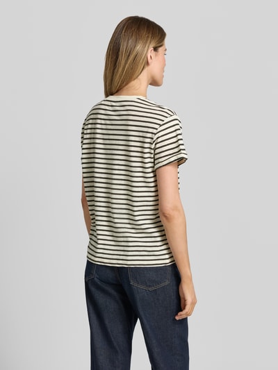 Frauenmodel trägt Damen T-Shirt aus Leinen-Mix mit V-Ausschnitt Modell 'AMY' von Mustang, Streifenmuster, Regular-Fit, Rückenansicht, Rückenlänge bei Größe S 61 cm, Baumwoll-Anteil, Label-Detail. Ganzkörperansicht Rückansicht.