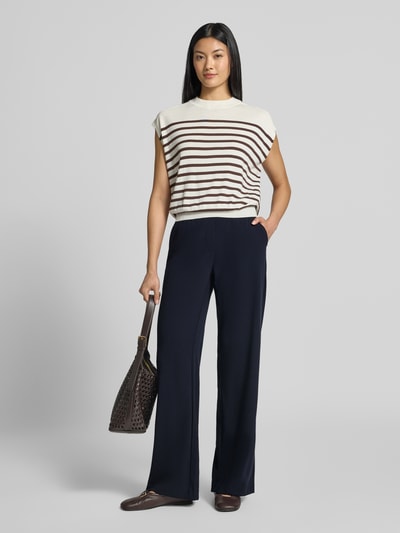 Frauenmodel trägt dunkelblaue Wide Leg Hose mit Tunnelzug Modell 'Chrisy' von MAC aus glattem Stoff, Damen Weite Hose von MAC, Ganzkörperansicht von vorne.