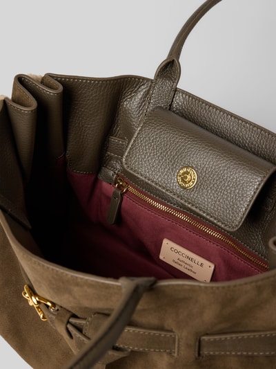 Produktfoto, Handtasche aus echtem Leder Modell 'Sabine' von Coccinelle mit Hauptfach, Druckknopfverschluss, Schulterriemen, braun-oliv, Innenfutter bordeaux, rechteckige Form, sichtbares Label, Größe 36x25x15 cm, Schulterriemen 60 cm