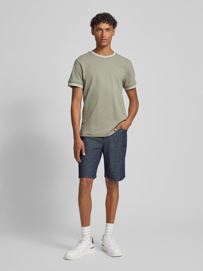 Männermodel trägt T-Shirt mit Kontraststreifen Modell 'Jose' von JOOP! Collection in Grün, aus Baumwoll-Elasthan-Mix, Regular-Fit, Rundhalsausschnitt, dezente Kontraststreifen; Rückenlänge bei Größe M 67 cm, Ganzkörperansicht von vorne.