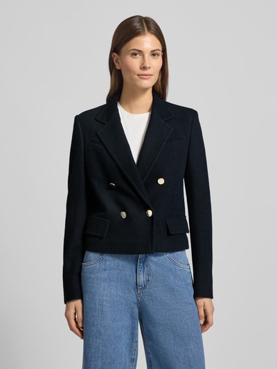 Vrouwenmodel draagt 'Blazer met Reverskraag' van Windsor, katoenmix, regular fit, knoopsluiting, borstzakken, klepzakken, Ganzkörperansicht von vorne.