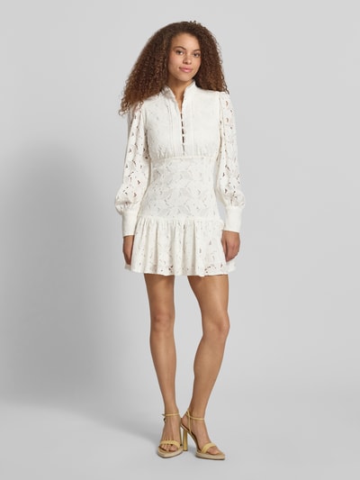 Frauenmodel trägt Cocktailkleid aus Spitze Modell 'REMY' von Bardot, Weiß, Viskose-Baumwoll-Mix, Figurbetont, Minikleid, Knopfleiste, Ganzkörperansicht von vorne.