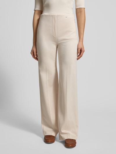 Frauenmodel trägt Stoffhose aus Viskose-Mix mit Bügelfalten von Marc Cain in Creme, Regular Fit, elastischer Bund, Ganzkörperansicht von vorne.