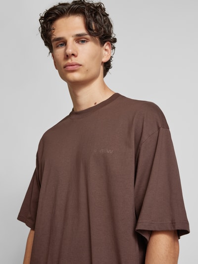 REVIEW T-shirt o kroju oversized Essentials  Ciemnobrązowy 3