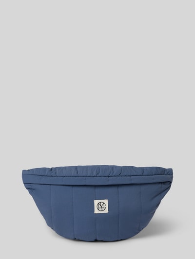 Produktfoto, dunkelblaue Bauchtasche mit Steppnähten und Label-Detail, Modell 'SASJA' von MSCH Copenhagen, rechteckige Form, glatte Textur, Produktdaten: Hauptfach mit Reißverschluss, Maße 35x20x8 cm, Schulterriemen 81 cm.