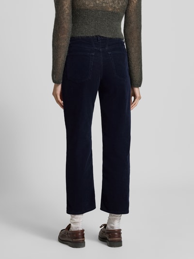 Frauenmodel trägt Straight Fit Jeans in Cord-Optik Modell 'Milo' von Closed in Dunkelblau, verkürzte Passform, Rückansicht, Damen Jeans, elastischer Baumwoll-Mix, 5-Pocket-Design, Knopf- und Reißverschluss.