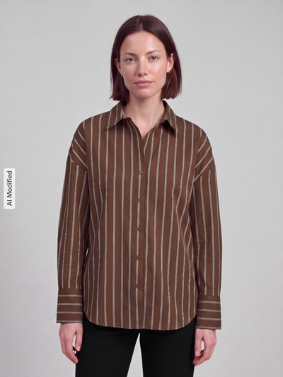 Kobieta modelka nosi bluzkę koszulową Regular Fit Hemdbluse mit Baumwoll-Anteil model 'OREGON' od ONLY, brązowo-białe paski, gładka faktura, damska bluzka koszulowa od ONLY, zdjęcie całej sylwetki z przodu, KI-modifiziertes Bild.