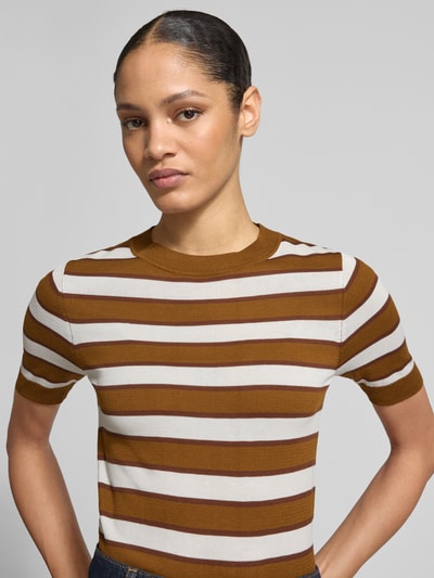 Frauenmodel trägt Strickshirt mit Rundhalsausschnitt Modell 'COPENH' von Mango, gestreift in Braun und Beige, Baumwoll-Viskose-Mix, Slim Fit, Nahaufnahme Oberkörper.