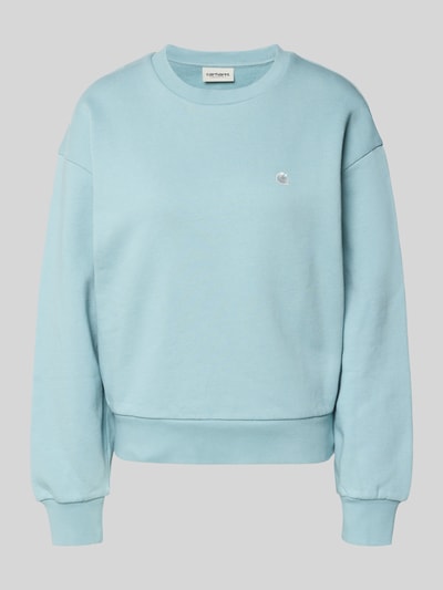 Produktfoto, hellblaues Sweatshirt mit Logo-Stitching Modell 'CASEY' von Carhartt Work In Progress, reine Baumwolle, lockere Passform, Rundhalsausschnitt, glatte Textur