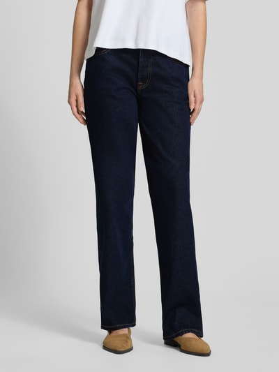 Frauenmodel trägt Straight Fit Jeans aus Baumwoll-Mix Modell 'SOPHIE' von Tommy Jeans in dunkler Denim-Optik mit 5-Pocket-Design, Label-Patch, Label-Prägung, Gürtelschlaufen, Knopf und verdeckter Knopfleiste, Materialverarbeitung Twill, Ganzkörperansicht von vorne.