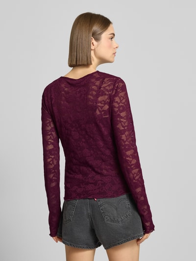 Frauenmodel trägt Longsleeve aus Spitze von Gina Tricot in Dunkelrot, Material-Mix mit Stretch-Anteil, körpernaher Schnitt, Rückenlänge 52 cm, Ganzkörperansicht Rückansicht.