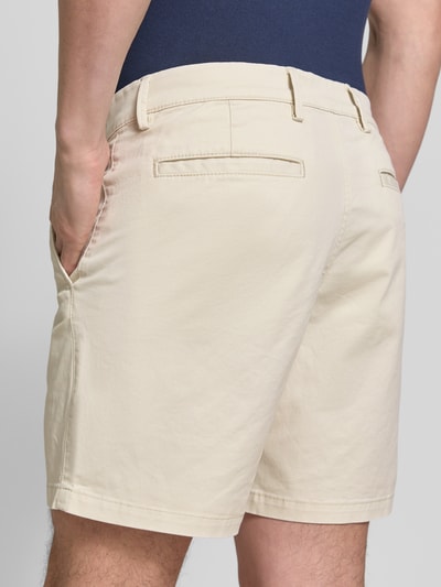 Männermodel trägt Shorts mit französischen Eingrifftaschen von GAP, Beige, Baumwoll-Mix mit Stretch-Anteil, Straight Fit, Ganzkörperansicht Rückansicht.