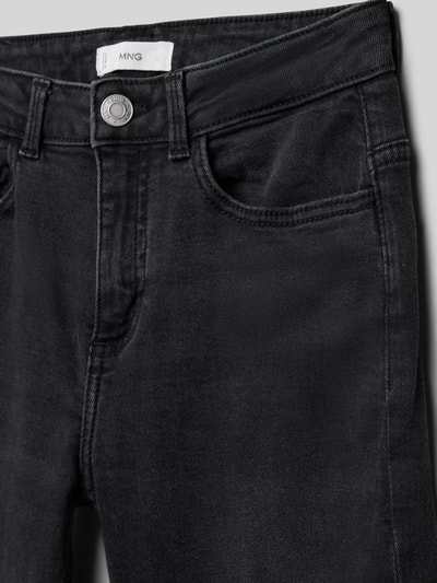 Produktfoto, Flared Jeans mit 5-Pocket-Design von Mango in Schwarz, aus Baumwoll-Elasthan-Mix, sichtbarer Knopf- und Reißverschluss.