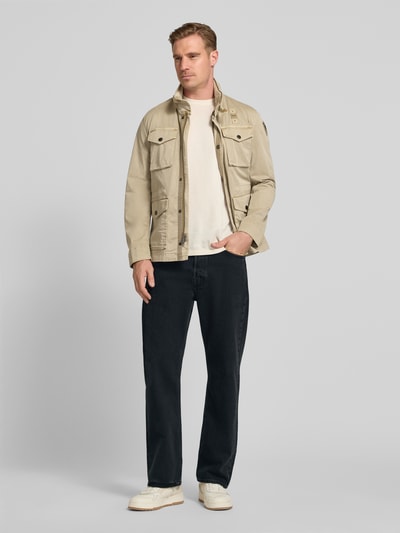Męski model nosi jeansy z kieszeniami wpuszczanymi Jeans mit Eingrifftaschen Modell 'Type 2' od Wood Wood, czarny, krój relaxed fit, czysta bawełna, Szerokość w rozmiarze 32/32: 43 cm, długość wewnętrzna nogawki: 76 cm, całopostaciowy widok z przodu.