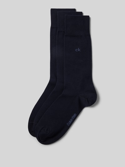 Produktfoto, dunkle Socken aus Baumwoll-Mix im 3er-Pack von CK Calvin Klein, glatte Struktur, dezentes Logo, neutrale Farbgebung