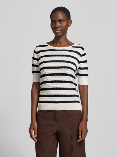 Frauenmodel trägt Strickshirt mit Rundhalsausschnitt Modell 'Dodo' von FREE/QUENT, Streifenmuster in Weiß und Dunkelblau, Baumwolle, gerader Schnitt, gerippte Abschlüsse, Ganzkörperansicht von vorne.