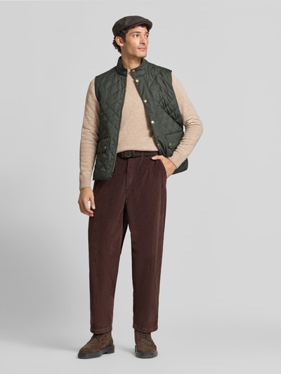 Männermodel trägt Pullover aus Woll-Seide-Mix mit Rundhalsausschnitt Modell 'TISBURY' von BARBOUR, beige, Feinstrick, Ganzkörperansicht von vorne.