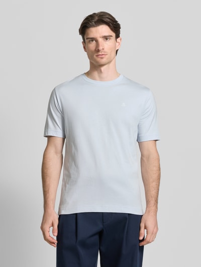 Männermodel trägt Regular Fit T-Shirt aus reiner Baumwolle von Marc O’Polo in Unifarbe mit Logo-Stitching, Ganzkörperansicht von vorne.
