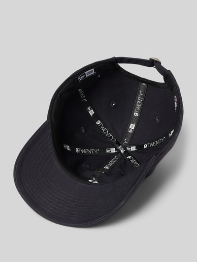 Produktfoto, zwarte baseballpet met labelstitching van New Era, van puur katoen met verstevigde klep, in grootte verstelbaar, Heren