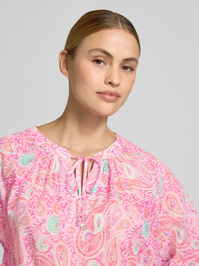Frauenmodel trägt Regular Fit Bluse mit 3/4-Arm von Milano Italy, reine Baumwolle, Allover-Paisleymuster in Rosa, Rundhalsausschnitt mit Schnürung, Nahaufnahme Oberkörper.