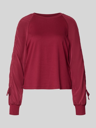 Produktfoto, Relaxed Fit Longsleeve mit Raffungen von Marc Cain in Dunkelrot, elastischer Baumwoll-Mix, Rundhalsausschnitt, strukturierte Ärmel.