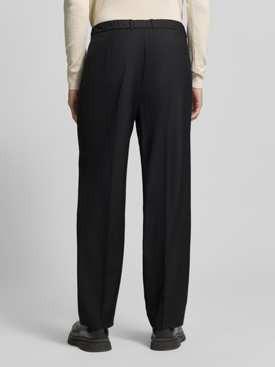 Männermodel trägt Hose aus Woll-Mix mit weitem Bein und Gesäßtasche von CK Calvin Klein, schwarze Farbe, Ganzkörperansicht Rückansicht.