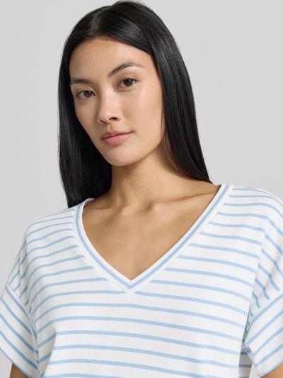 Frauenmodel trägt Relaxed Fit T-Shirt aus reiner Baumwolle von s.Oliver RED LABEL mit hellblauen Streifen, Nahaufnahme Oberkörper