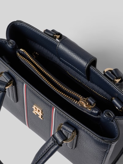 Produktfoto, Henkeltasche mit Logo Kontraststreifen von Tommy Hilfiger aus genarbtem, dunkelblauem Leder, goldfarbenes Logo, Hauptfach mit Reißverschluss, unifarbene Optik, rechteckige Form, aufgesetzte Logo-Applikation und Kontraststreifen