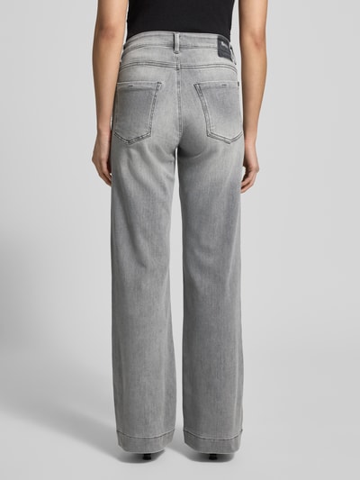Männermodel trägt szare Flared Jeans mit elastischem Bund Modell 'MAINE' von Brax, bawełniany stretch, widok całej sylwetki z tyłu.