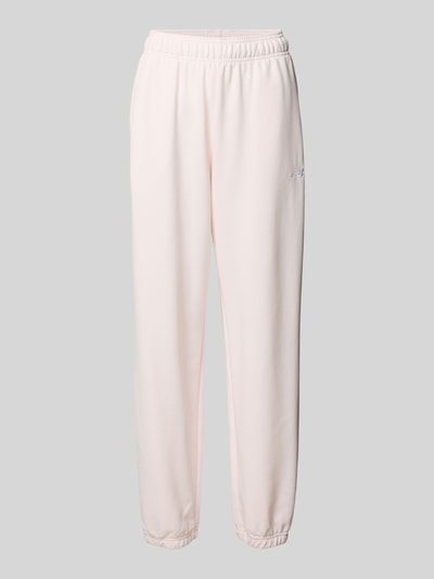 Produktfoto, Sweatpants mit Logo-Stitching von New Balance in zartem Rosa, Baumwoll-Mix, Loose-Fit, elastischer Bund, seitliche Eingrifftaschen, elastische Abschlüsse, 73 cm Innenbeinlänge bei Größe S