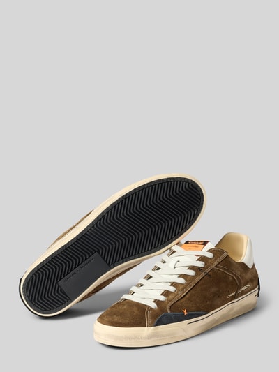 Produktfoto, Sneaker mit Label-Print von Crime London in Braun mit Kontrastbesatz und strukturierter Sohle, runde Form, Schnürverschluss, bei Größe 44 mit 3 cm Absatzhöhe, 8 cm Schafthöhe und 10 cm Schaftweite