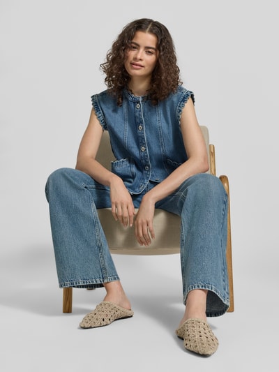 Frauenmodel trägt Flared Fit Jeans im 5-Pocket-Design von Jake*s Casual in mittlerem Blau mit Gürtelschlaufen und Knopf-Reißverschluss, Ganzkörperansicht von vorne.