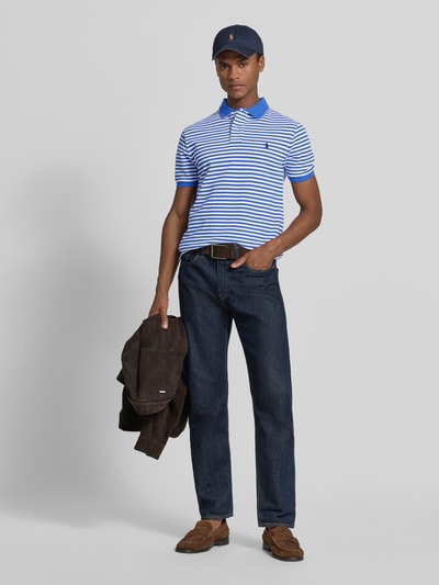 Männermodel trägt Slim Fit Poloshirt aus reiner Baumwolle Modell 'YD MESH STRIPE POLO' von Polo Ralph Lauren in Blau-Weiß, Ganzkörperansicht von vorne.