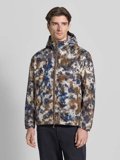 Mannenmodel draagt Blouson met Kapuze und Zweiwege-Reißverschluss van ARMANI EXCHANGE, regular fit, all-over print, geheel vooraanzicht.