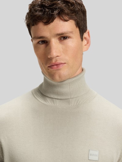 BOSS Orange Rollkragenpullover mit Logo-Patch aus Kaschmir Sand 3