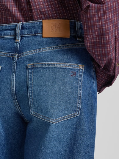 Frauenmodel trägt Barrel Jeans im 5-Pocket-Design Modell 'Tess' von MOS MOSH, blauer Baumwoll-Mix, Detailaufnahme Rückansicht.