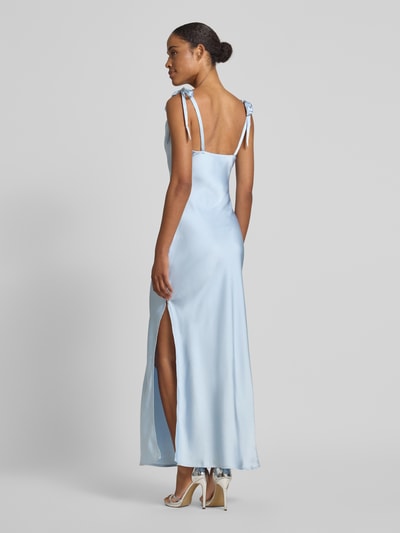 Kobiece modelka nosi Slim Fit Midikleid aus Satin Modell 'Maxima' von LeGer by Lena Gercke, satyna, krój slim fit, ozdobna kokarda, krój bez rękawów, długość tyłu w rozmiarze 36: 123 cm, szerokość w rozmiarze 36: 34 cm, jasnoniebieski kolor, połyskująca i gładka powierzchnia, Ganzkörperansicht Rückansicht.
