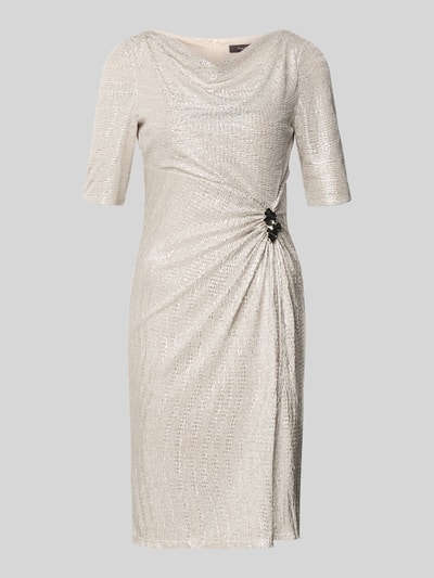 Produktfoto, Knielanges Cocktailkleid mit Wasserfall-Ausschnitt von Vera Mont, kolor srebrzysty, krój slim fit, długość do kolan, marszczenia, szerokość w rozmiarze 36: 36 cm, długość tyłu w rozmiarze 36: 95 cm, długość rękawa w rozmiarze 36: 30 cm, delikatna tekstura, dekoracyjne upięcie.