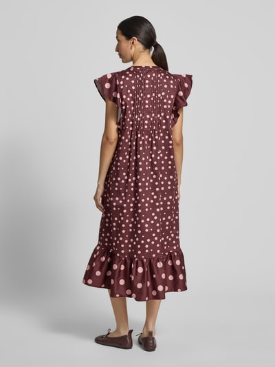 Frauenmodel trägt Relaxed Fit Midikleid mit gelegten Falten von Christian Berg Woman, braun mit rosa Punkten, Reine Baumwolle, Tunika-Ausschnitt, Kappärmel, Knopfleiste, Rückenlänge bei Größe 36: 117 cm, Brustweite: 32 cm, Ärmellänge: 15 cm, Ganzkörperansicht Rückansicht.