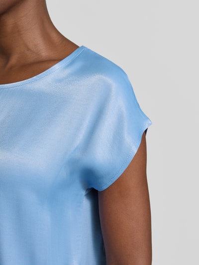Vrouwenmodel draagt lichtblauw t-shirt uit viscosemix van MORE & MORE, glanzende look, ruglengte bij maat 36: 64 cm, detailopname schouder