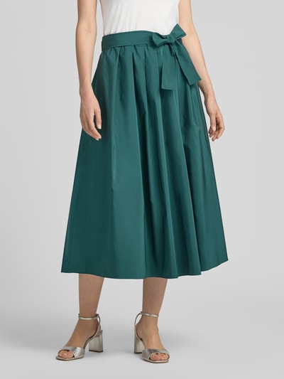 Frauenmodel trägt Ausgestellter Midi-Rock mit Baumwoll-Anteil Modell 'ALPACA' von Weekend Max Mara in Dunkelgrün, Ganzkörperansicht von vorne. Damen Midi-Rock von Max Mara.