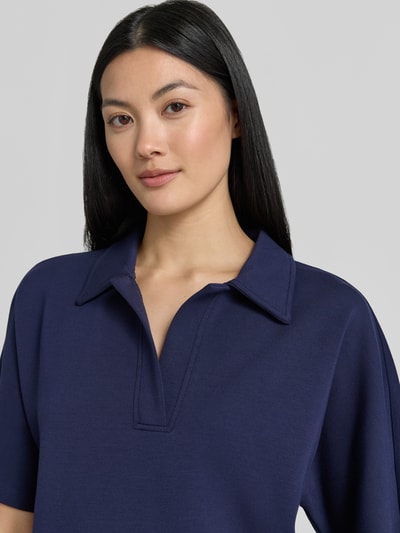 Modelka nosi Regular Fit Poloshirt mit V-Ausschnitt von Christian Berg Woman, kolor granatowy, materiał z domieszką modalu, 1/2-rękaw, krój regular fit, zbliżenie górnej części ciała