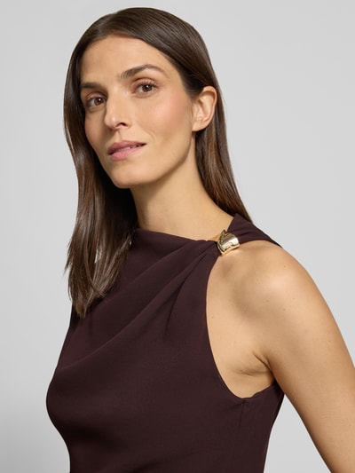 Frauenmodel trägt Blusentop in asymmetrischem Design Modell 'JOIA' von Mango, ärmellos, dunkle Farbe, Zier-Applikation, Nahaufnahme Oberkörper.