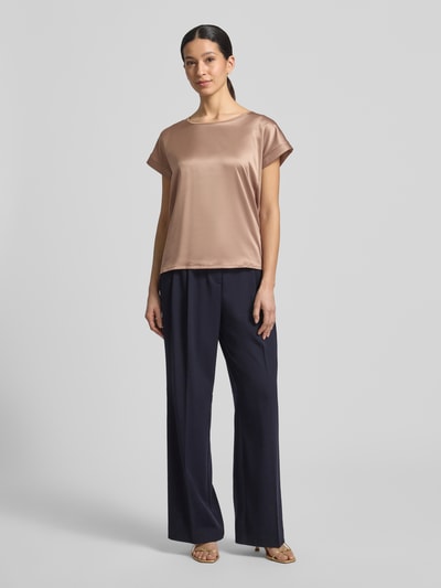 Frauenmodel trägt Damen T-Shirt mit Rundhalsausschnitt Modell 'Taila' von JOOP!, Viskose-Elasthan-Mix, Regular-Fit, seidig glänzende beige Oberfläche, Rückenlänge bei Größe 36: 59 cm, Ganzkörperansicht von vorne.
