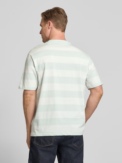 Männermodel trägt Oversized T-Shirt mit Streifenmuster und Rundhalsausschnitt von Lindbergh aus Reine Baumwolle, Rückenlänge 72 cm, Ganzkörperansicht Rückansicht.