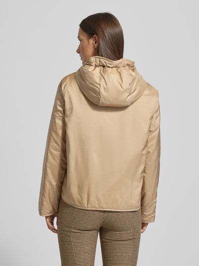 Vrouwenmodel draagt Relaxed Fit Functioneel jack met wolvulling Model 'AGRESTE' van Weekend Max Mara, look: effen, capuchon, waterafstotend, logopatch, drukknopen, zij-steekzakken, lange mouw, Ganzkörperansicht Rückansicht.
