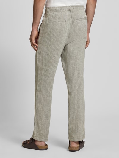 Männermodel trägt Hose aus Leinen-Baumwoll-Mix Modell 'MAXIM' von Blend, beige meliert, Relaxed Fit, elastischer Bund, Ganzkörperansicht Rückansicht.